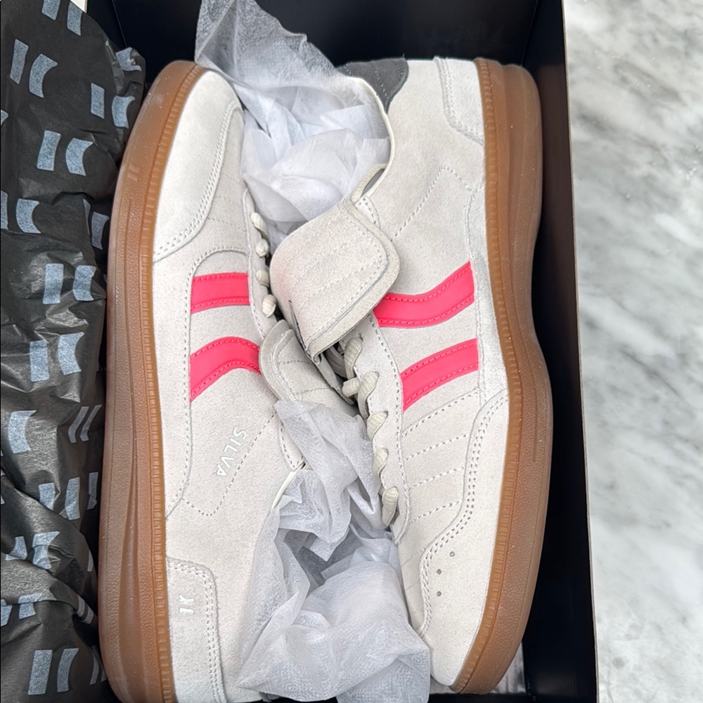HOTTEST SNEAKER IN EUROPE
Coolway is selling out everywhere.
From Spain